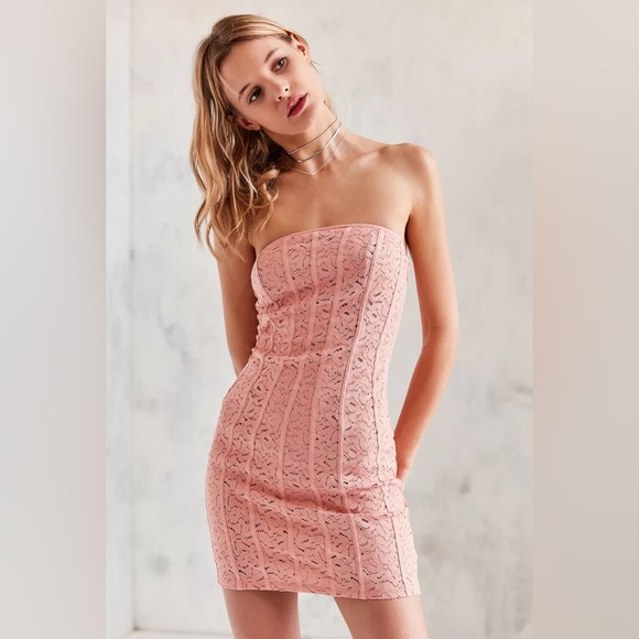 Kimchi Blue Lyla Strapless Bodycon Lace Dress in Blush Pink - Size S - Picture 1 of 6